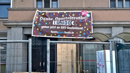 Ναζί εναντίον ναζί: Πώς οπαδοί του Χίτλερ παρέλασαν και μάζεψαν λεφτά κατά του νεοναζισμού [βίντεο & εικόνες] | iefimerida.gr 9