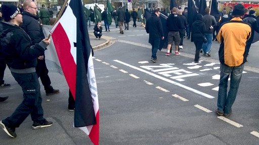 Ναζί εναντίον ναζί: Πώς οπαδοί του Χίτλερ παρέλασαν και μάζεψαν λεφτά κατά του νεοναζισμού [βίντεο & εικόνες] | iefimerida.gr 8