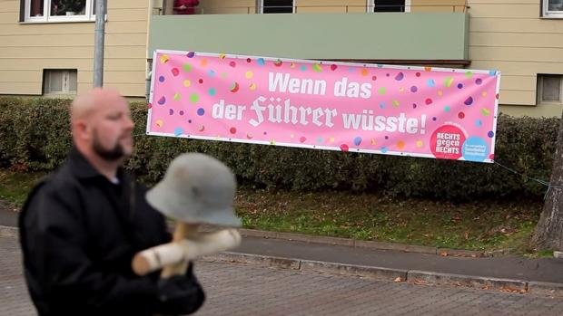 Ναζί εναντίον ναζί: Πώς οπαδοί του Χίτλερ παρέλασαν και μάζεψαν λεφτά κατά του νεοναζισμού [βίντεο & εικόνες] | iefimerida.gr 6