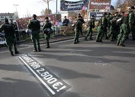 Ναζί εναντίον ναζί: Πώς οπαδοί του Χίτλερ παρέλασαν και μάζεψαν λεφτά κατά του νεοναζισμού [βίντεο & εικόνες] | iefimerida.gr 5