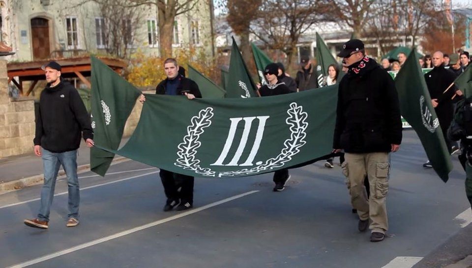 Ναζί εναντίον ναζί: Πώς οπαδοί του Χίτλερ παρέλασαν και μάζεψαν λεφτά κατά του νεοναζισμού [βίντεο & εικόνες] | iefimerida.gr 4