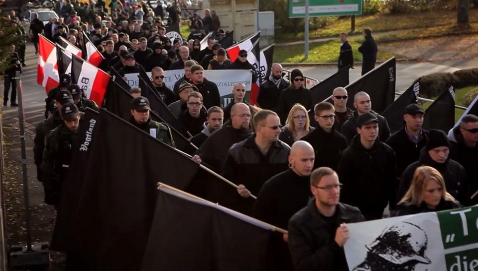 Ναζί εναντίον ναζί: Πώς οπαδοί του Χίτλερ παρέλασαν και μάζεψαν λεφτά κατά του νεοναζισμού [βίντεο & εικόνες] | iefimerida.gr 3