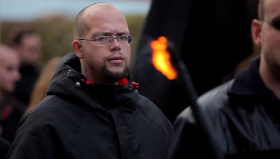 Ναζί εναντίον ναζί: Πώς οπαδοί του Χίτλερ παρέλασαν και μάζεψαν λεφτά κατά του νεοναζισμού [βίντεο & εικόνες] | iefimerida.gr 2