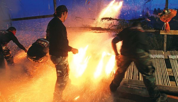 Το Πάσχα των Ελλήνων - Τα Μαζίδια, οι Κολλημάρες, οι Αυγομαχίες και η Ανάσταση σε νεκροταφεία [εικόνες]   | iefimerida.gr 4