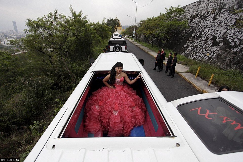Οταν οι Μεξικάνες γίνονται 15 ετών: Τιάρες, χλιδάτα πάρτι, λιμουζίνες και πολύ... κιτς [εικόνες] | iefimerida.gr 4