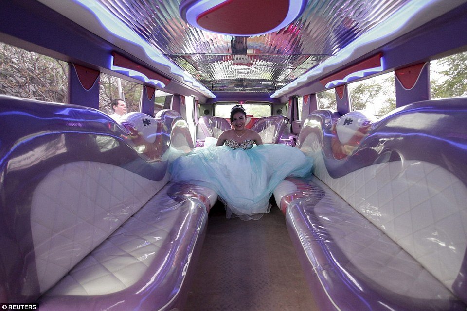 Οταν οι Μεξικάνες γίνονται 15 ετών: Τιάρες, χλιδάτα πάρτι, λιμουζίνες και πολύ... κιτς [εικόνες] | iefimerida.gr 5