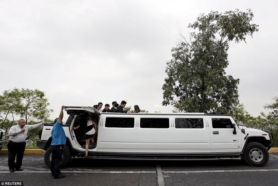 Οταν οι Μεξικάνες γίνονται 15 ετών: Τιάρες, χλιδάτα πάρτι, λιμουζίνες και πολύ... κιτς [εικόνες] | iefimerida.gr 7