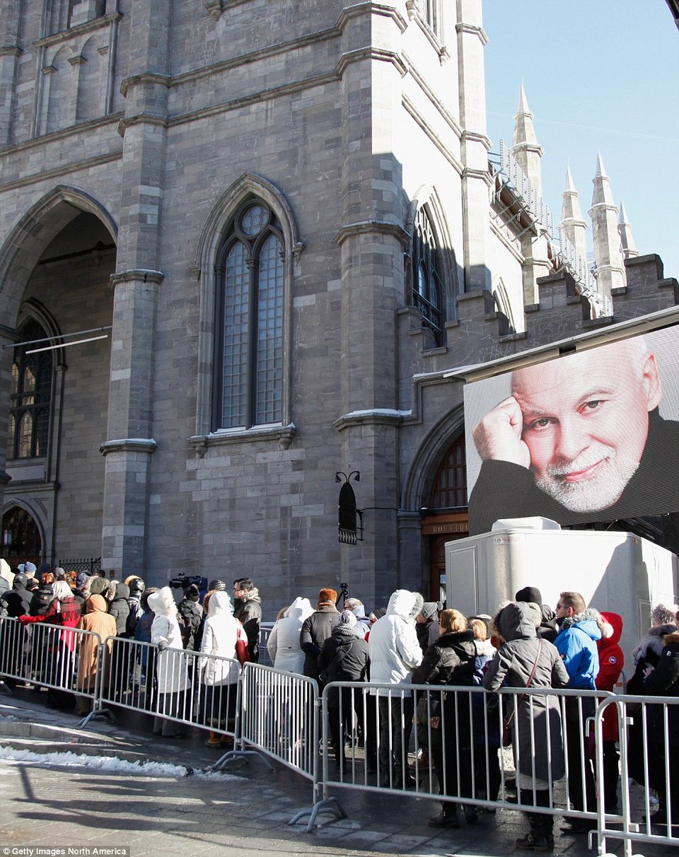Η Σελίν Ντιόν με μαύρο βέλο κλαίει πάνω από το φέρετρο του συζύγου της [εικόνες] | iefimerida.gr 9