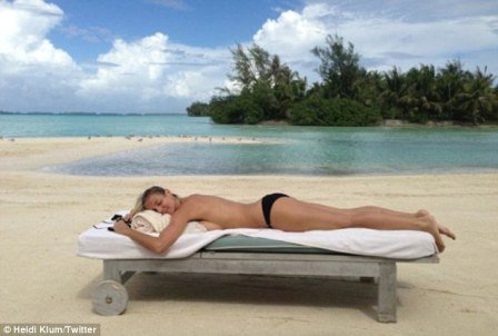 Η Χάιντι Κλουμ τόπλες αγκαλιά με έναν γιγάντιο φοίνικα [εικόνες]  | iefimerida.gr 1