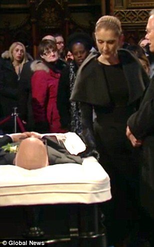 Η Σελίν Ντιόν με μαύρο βέλο κλαίει πάνω από το φέρετρο του συζύγου της [εικόνες] | iefimerida.gr 3