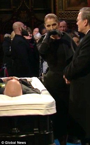 Η Σελίν Ντιόν με μαύρο βέλο κλαίει πάνω από το φέρετρο του συζύγου της [εικόνες] | iefimerida.gr 5