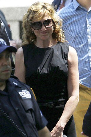 Ποτάμια δάκρυα από τους επώνυμους φίλους του στην κηδεία του Τόνι Σοπράνο [εικόνες]  | iefimerida.gr 1