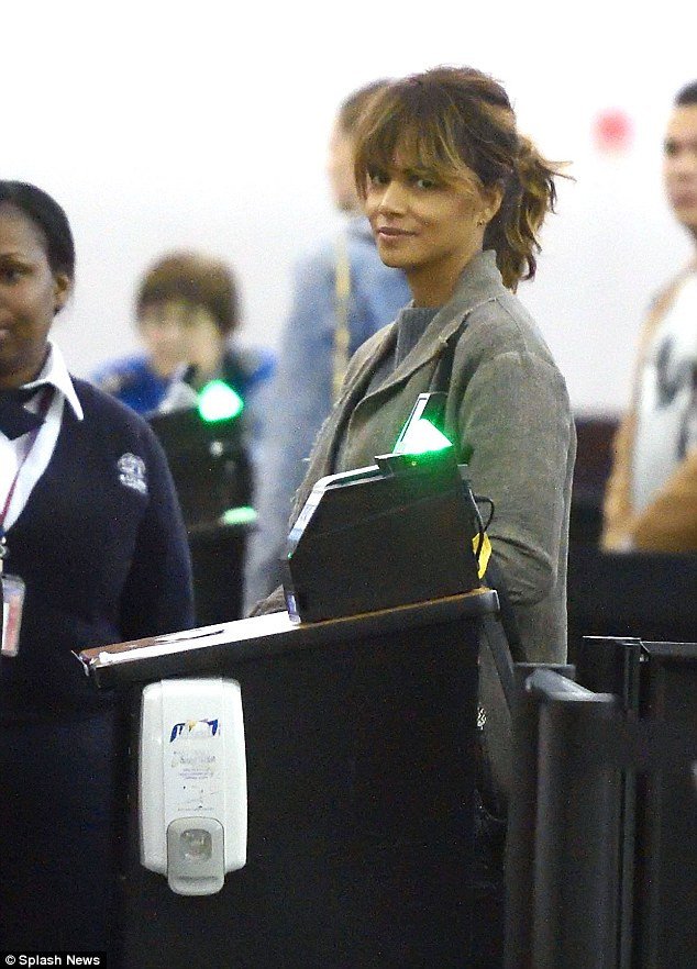 Η Χάλι Μπέρι χωρίς ίχνος μακιγιάζ στο αεροδρόμιο της Νέας Υόρκης [εικόνες]  | iefimerida.gr 0