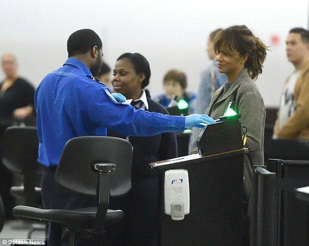 Η Χάλι Μπέρι χωρίς ίχνος μακιγιάζ στο αεροδρόμιο της Νέας Υόρκης [εικόνες]  | iefimerida.gr 1