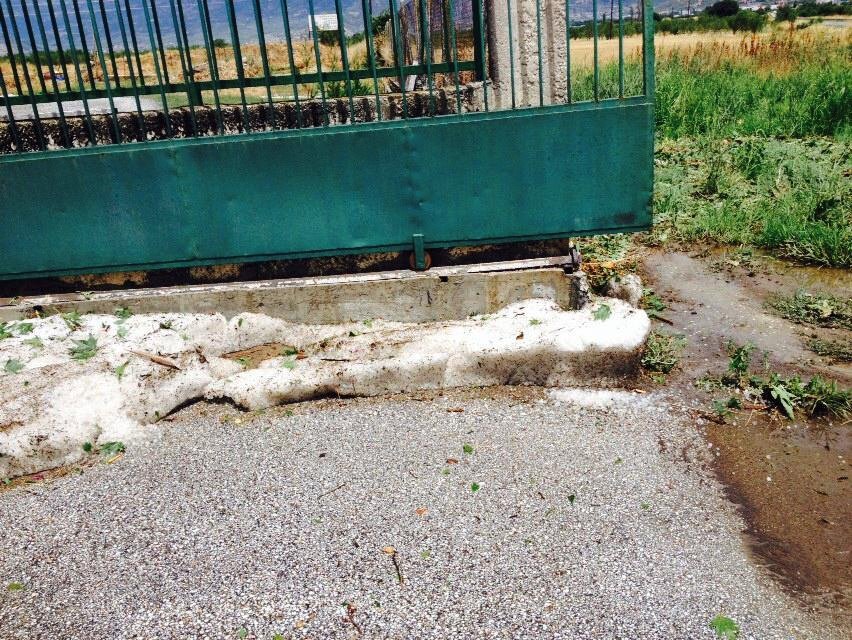 «Χιονισμένο» τοπίο στη Λάρισα – Σφοδρή χαλαζόπτωση «σκέπασε» το Μακρυχώρι [εικόνες]  | iefimerida.gr 1