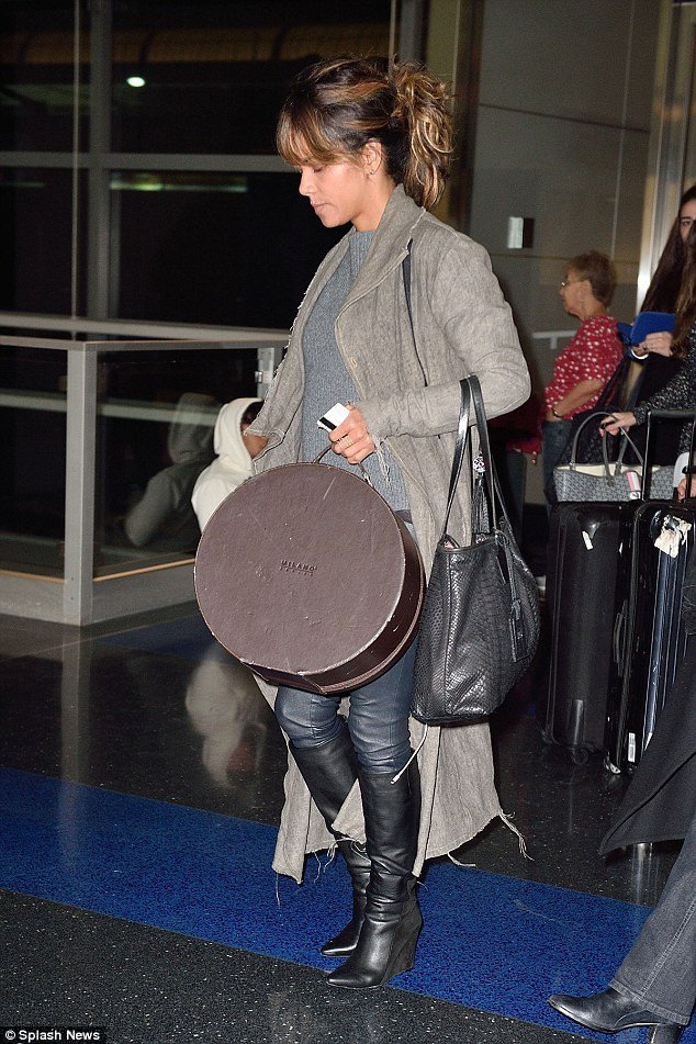 Η Χάλι Μπέρι χωρίς ίχνος μακιγιάζ στο αεροδρόμιο της Νέας Υόρκης [εικόνες]  | iefimerida.gr 2