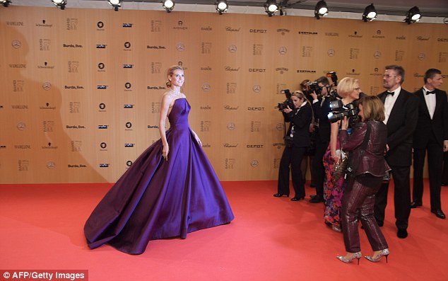 Χάιντι Κλουμ: Εμφάνιση α λα Γκρέις Κέλι σε βραβεία στη Γερμανία [εικόνες]  | iefimerida.gr 4