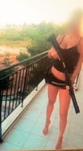 Η Χρυσαυγίτισσα Λάρα Κροφτ -Με ντεκολτέ, καυτό σορτσάκι, ζωσμένη με σφαίρες και το όπλο στα χέρια [εικόνες] | iefimerida.gr 1