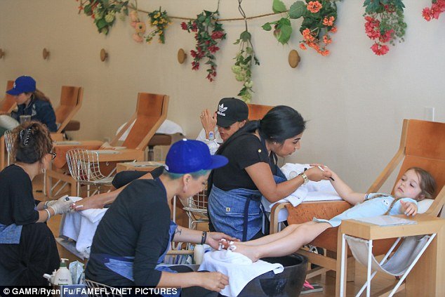 Η φωτογραφία της 5χρονης Χάρπερ Μπέκαμ που προκάλεσε σάλο -Πήγε να φτιάξει τα νύχια της [εικόνες] | iefimerida.gr 0