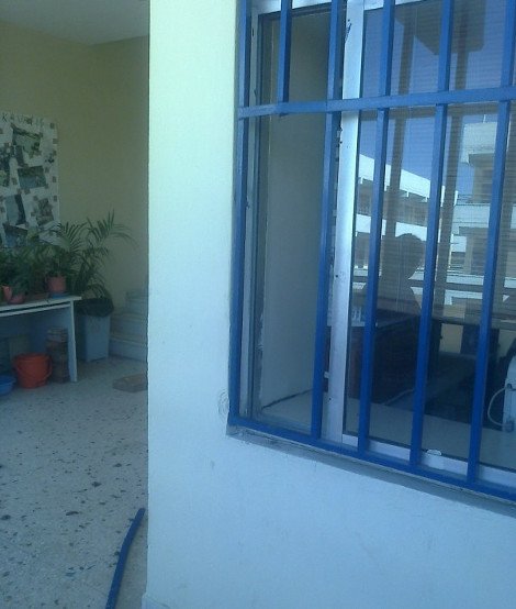 Χρυσαυγίτες βανδάλισαν το Ανοιχτό Σχολείο Μεταναστών στην Κοκκινιά -Ζημιές, συνθήματα, σβάστικες, κλοπές [εικόνες] | iefimerida.gr 1