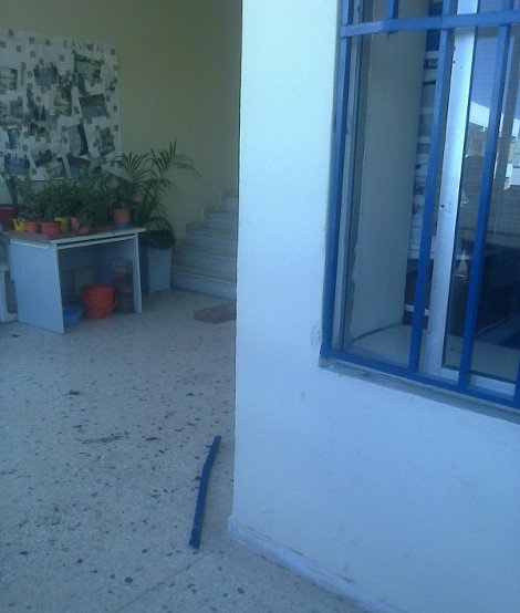 Χρυσαυγίτες βανδάλισαν το Ανοιχτό Σχολείο Μεταναστών στην Κοκκινιά -Ζημιές, συνθήματα, σβάστικες, κλοπές [εικόνες] | iefimerida.gr 2