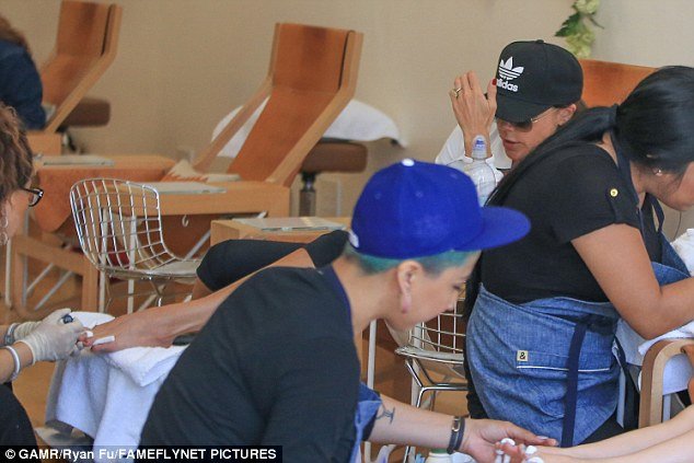 Η φωτογραφία της 5χρονης Χάρπερ Μπέκαμ που προκάλεσε σάλο -Πήγε να φτιάξει τα νύχια της [εικόνες] | iefimerida.gr 2