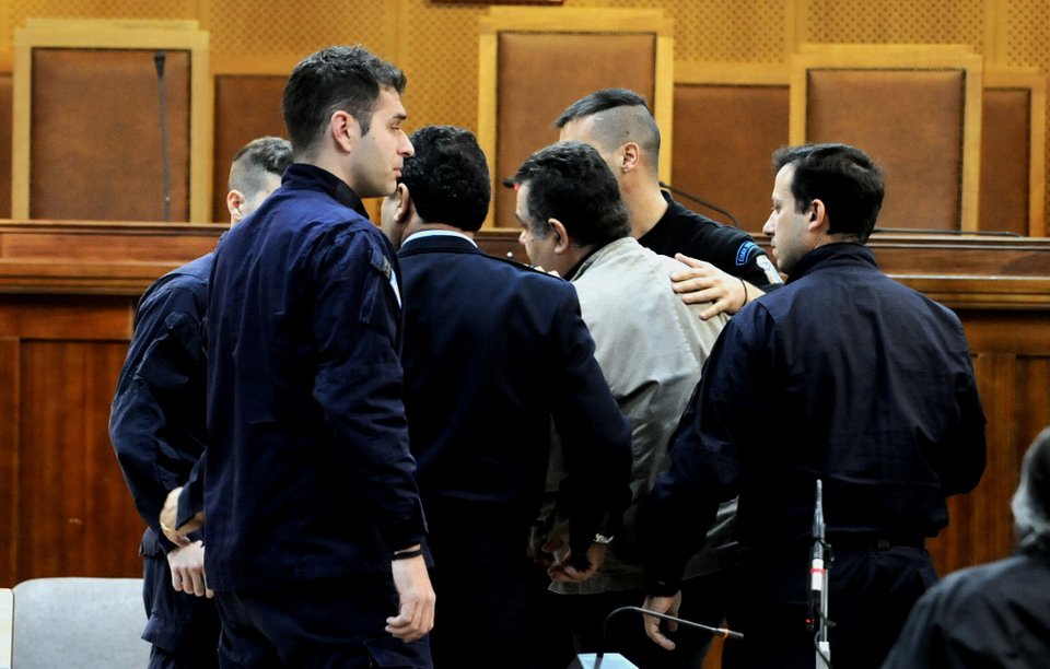 Δίκη Φύσσα: Κατηγορούμενος απειλεί μάρτυρα που τον αναγνώρισε: «Αφήστε με να της δείξω εγώ» [εικόνες] | iefimerida.gr 2