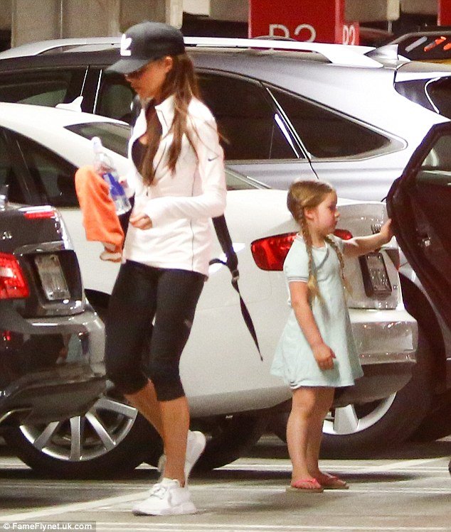 Η φωτογραφία της 5χρονης Χάρπερ Μπέκαμ που προκάλεσε σάλο -Πήγε να φτιάξει τα νύχια της [εικόνες] | iefimerida.gr 3