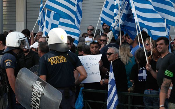 Aμετανόητοι χρυσαυγίτες στη ΓΑΔΑ: Καρέ-καρέ όλες οι εικόνες | iefimerida.gr 3