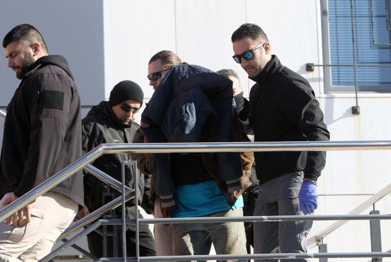 Σε άθλια κατάσταση, με πρησμένα μάτια και μελανιές ο συζυγοκτόνος της Χαλκιδικής [εικόνες] | iefimerida.gr 2