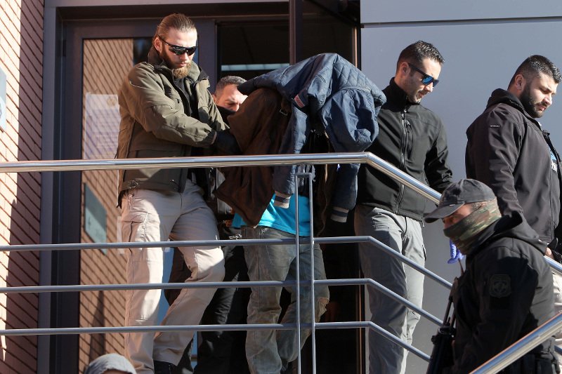 Σε άθλια κατάσταση, με πρησμένα μάτια και μελανιές ο συζυγοκτόνος της Χαλκιδικής [εικόνες] | iefimerida.gr 0