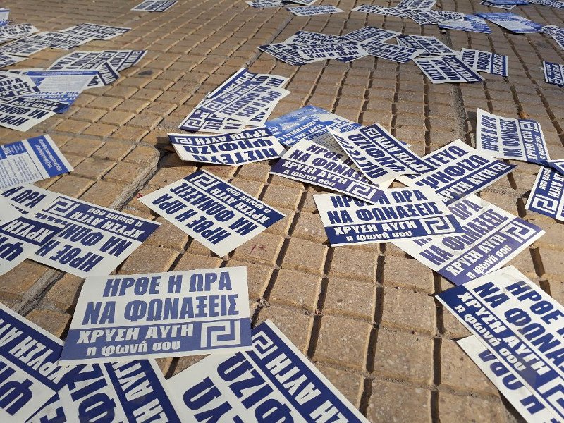 Χρυσαυγίτες πέταξαν εθνικιστικά φυλλάδια στη Μεσογείων, την στιγμή που περνούσε η πομπή με τον Ερντογάν [εικόνες] | iefimerida.gr 0