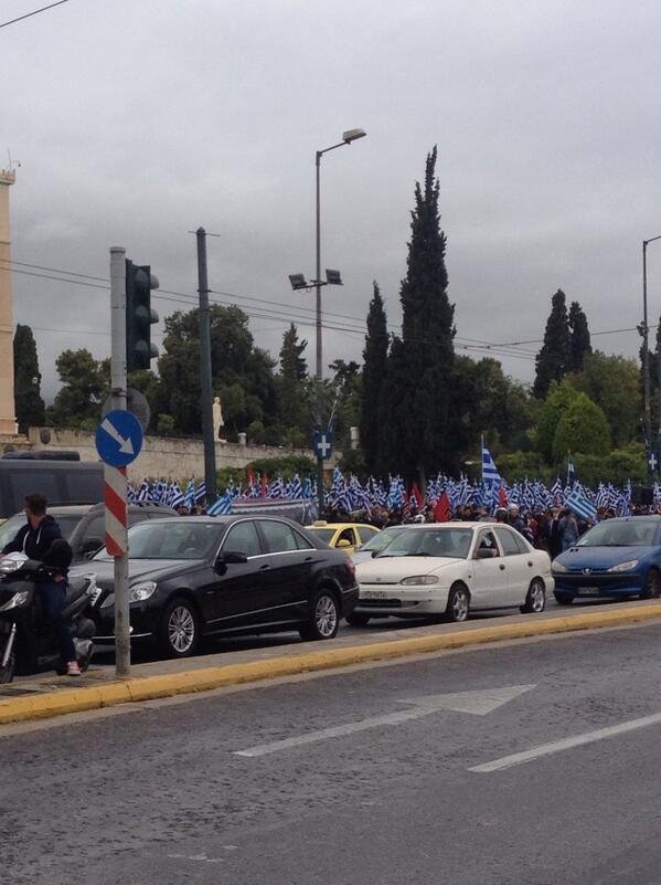 Χρυσαυγίτες στο Σύνταγμα -Περιμένουν την άφιξη του Μιχαλολιάκου για να ξεκινήσουν το σόου [εικόνες] | iefimerida.gr 3