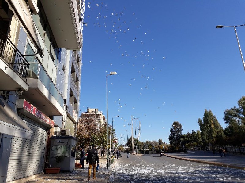 Χρυσαυγίτες πέταξαν εθνικιστικά φυλλάδια στη Μεσογείων, την στιγμή που περνούσε η πομπή με τον Ερντογάν [εικόνες] | iefimerida.gr 1