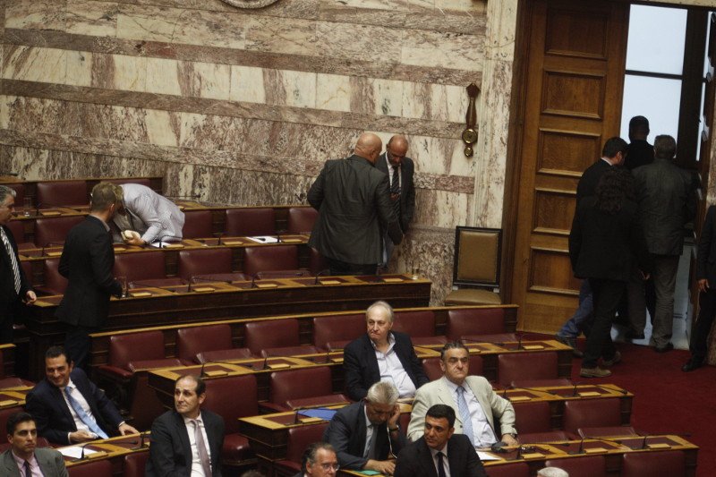 Αποχώρησε η Χρυσή Αυγή από την Βουλή – Αρνήθηκε ότι είχε «παζάρια» με τον ΣΥΡΙΖΑ | iefimerida.gr 1