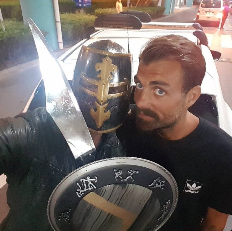 Η θεαματική άφιξη Χανταμπάκη στο Ελ. Βενιζέλος -Τον υποδέχτηκαν Μονομάχοι [εικόνες & βίντεο]  | iefimerida.gr 2