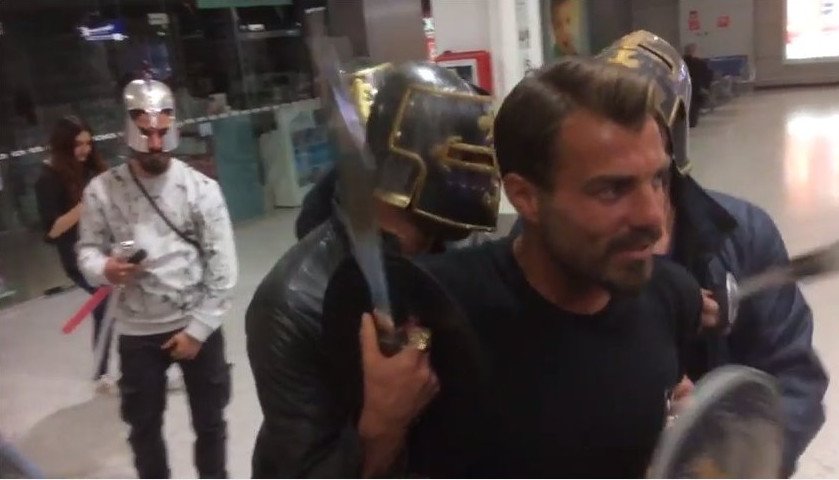 Η θεαματική άφιξη Χανταμπάκη στο Ελ. Βενιζέλος -Τον υποδέχτηκαν Μονομάχοι [εικόνες & βίντεο]  | iefimerida.gr 1