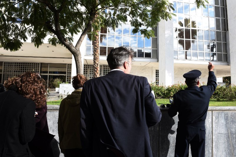 Χρυσαυγίτες επιτέθηκαν σε δύο γυναίκες -Η μία είναι συνήγορος πολιτικής αγωγής στη δίκη της Χ.Α. [εικόνες] | iefimerida.gr 1