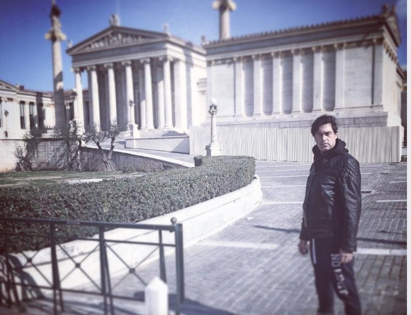 Ο Τούρκος σταρ Μπουράκ Χακί πρωταγωνιστεί σε θεατρική σκηνή της Αθήνας [εικόνες & τρέιλερ]  | iefimerida.gr 1