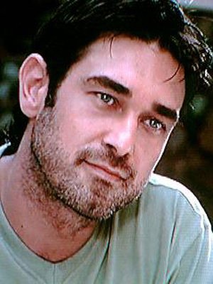 Ο σέξι Τούρκος ηθοποιός που έγινε μήλον της έριδος για δυο Ελληνες σκηνοθέτες [εικόνες] | iefimerida.gr 0