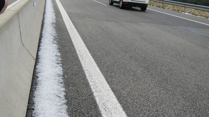 Ασύλληπτες εικόνες στα Γιάννενα από τη σφοδρή χαλαζόπτωση -Βγήκαν τα εκχιονιστικά [εικόνες] | iefimerida.gr 2