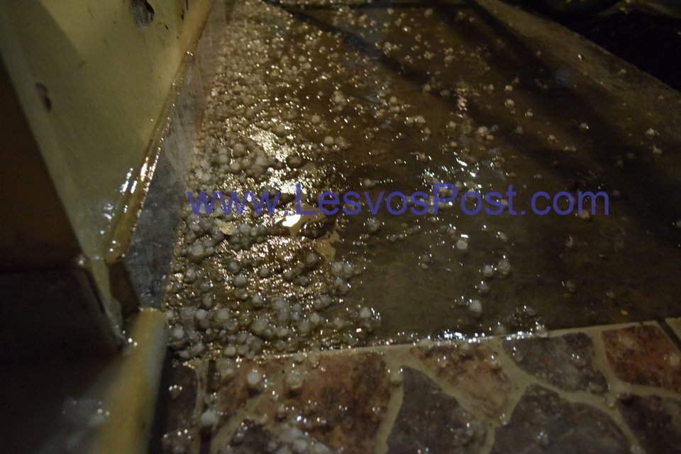 Θεομηνία στη Λέσβο: Χαλάζι στη Μυτιλήνη -Δύσκολη νύχτα για Καλλονή και Πλωμάρι [εικόνες & βίντεο] | iefimerida.gr 0