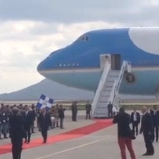 Απρόοπτο με το κόκκινο χαλί στην υποδοχή Ομπάμα -Ετρεχαν να το... ευθυγραμμίσουν με τη σκάλα αποβίβασης [εικόνες] | iefimerida.gr 3