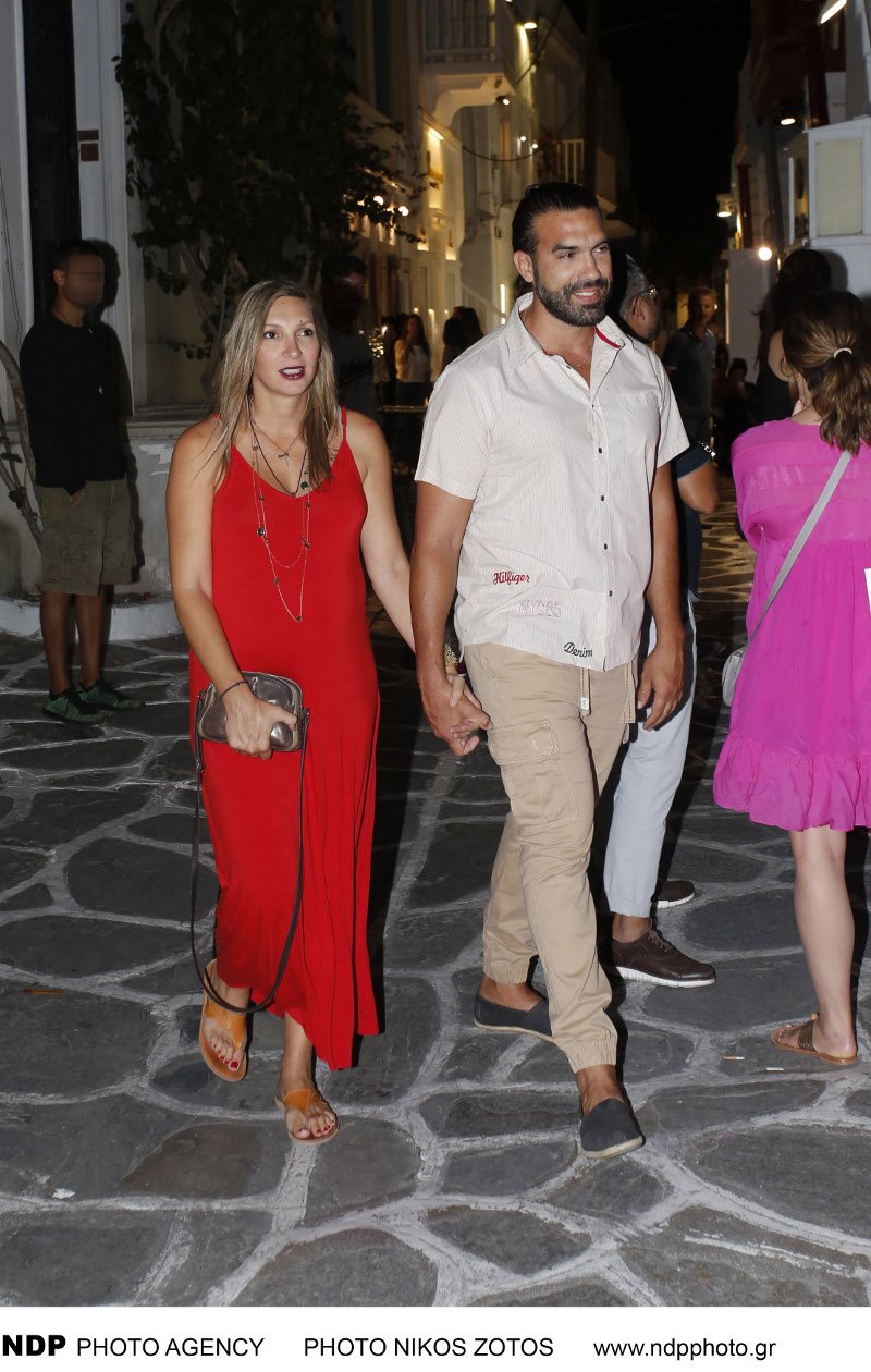 Η έγκυος Φανή Χαλκιά με τον σύντροφό της στα σοκάκια της Μυκόνου [εικόνες] | iefimerida.gr 0