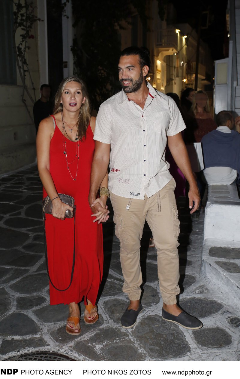 Η έγκυος Φανή Χαλκιά με τον σύντροφό της στα σοκάκια της Μυκόνου [εικόνες] | iefimerida.gr 1