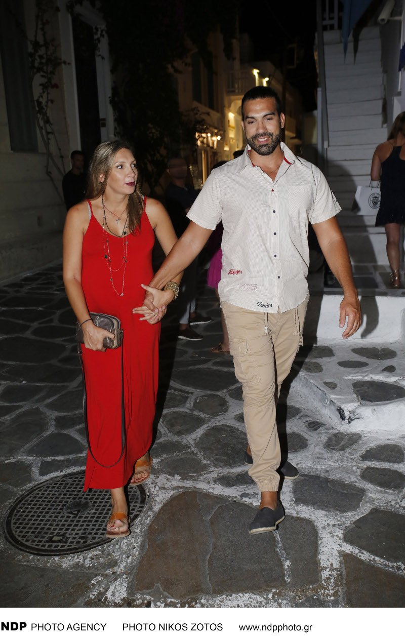 Η έγκυος Φανή Χαλκιά με τον σύντροφό της στα σοκάκια της Μυκόνου [εικόνες] | iefimerida.gr 2