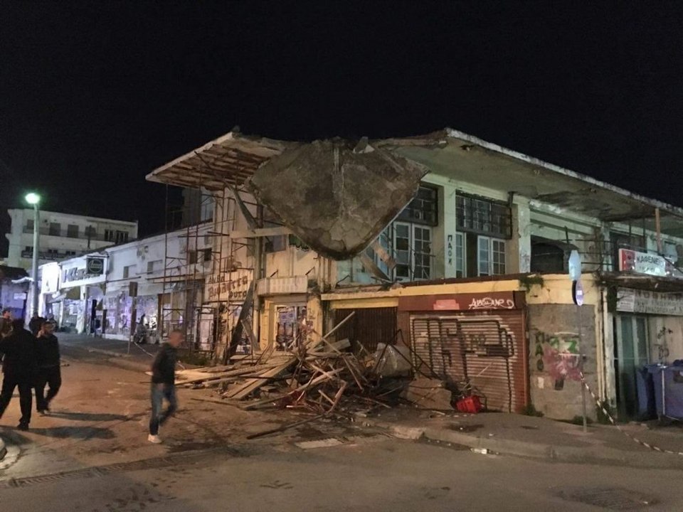 Εικόνες-σοκ: Κατέρρευσε η οροφή της δημοτικής αγοράς στην Χαλκίδα [εικόνες & βίντεο] | iefimerida.gr 0