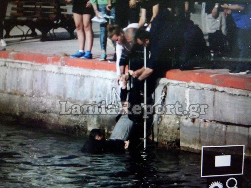 Φωτογραφίες-ντοκουμέντο: Η στιγμή που σώζουν ηλικιωμένο στη Χαλκίδα -Είχε πέσει στη θάλασσα | iefimerida.gr 0
