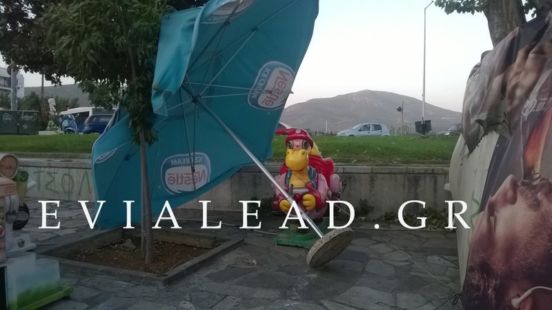 Ο δυνατός αέρας παρέσυρε πινακίδες, καρέκλες, κάδους κ.λπ