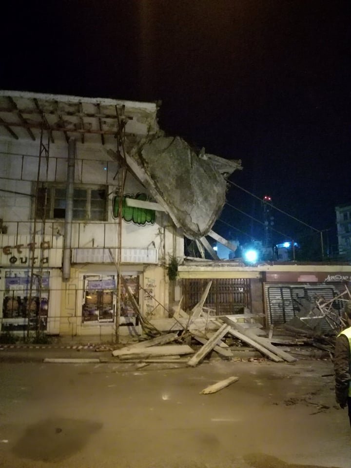 Εικόνες-σοκ: Κατέρρευσε η οροφή της δημοτικής αγοράς στην Χαλκίδα [εικόνες & βίντεο] | iefimerida.gr 2